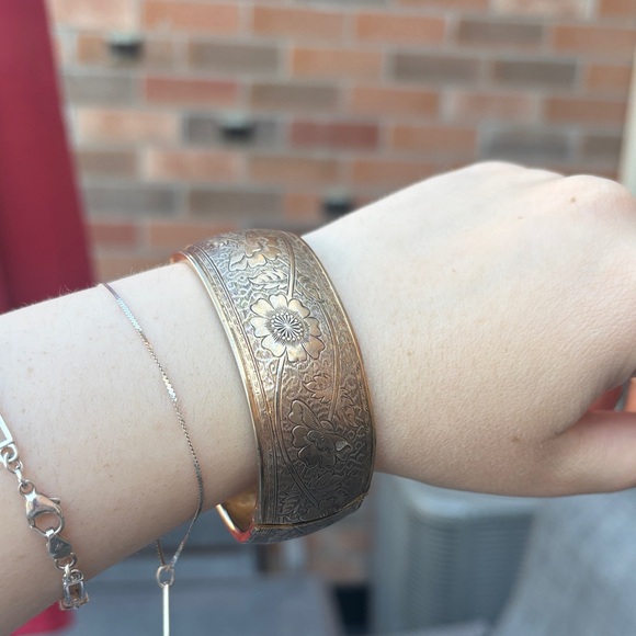 Vintage Victorian Floral Design Goldtone Statement Bangle - Picture 7 of 9